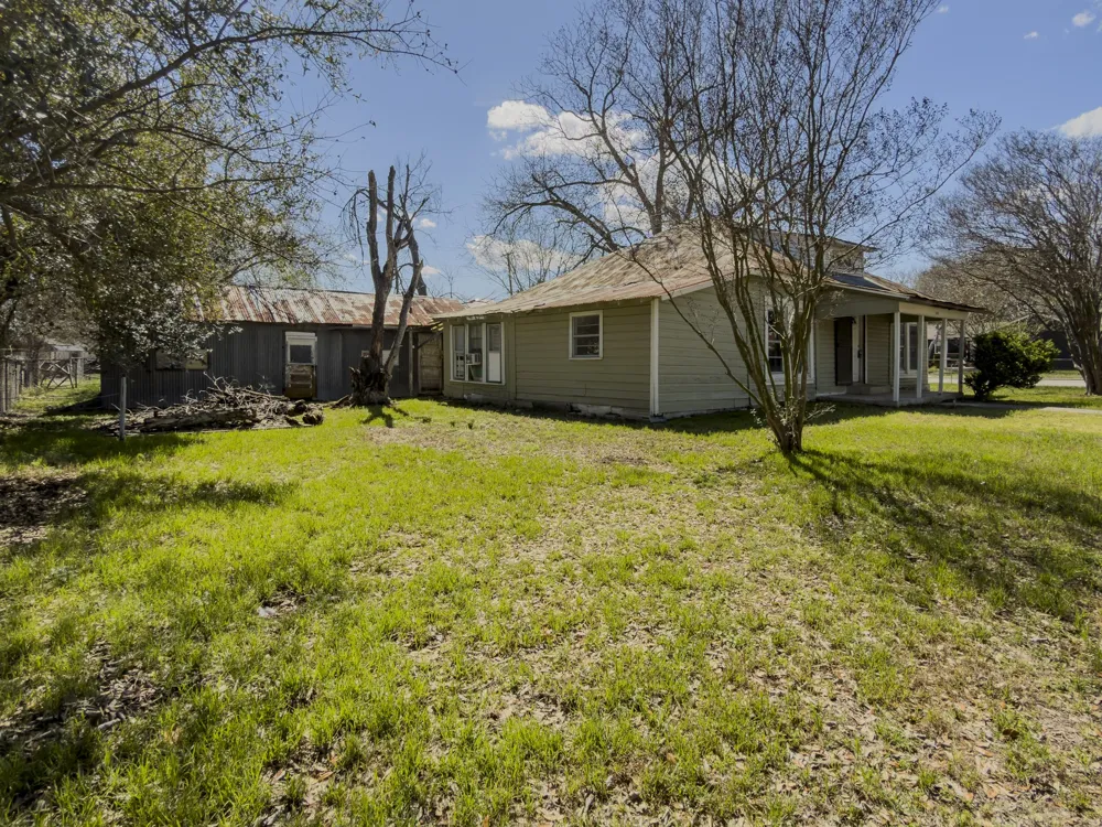 302 E Crockett Street Luling, TX 78648