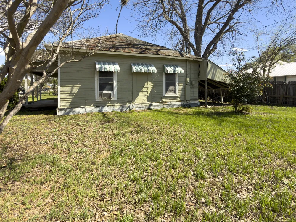 302 E Crockett Street Luling, TX 78648