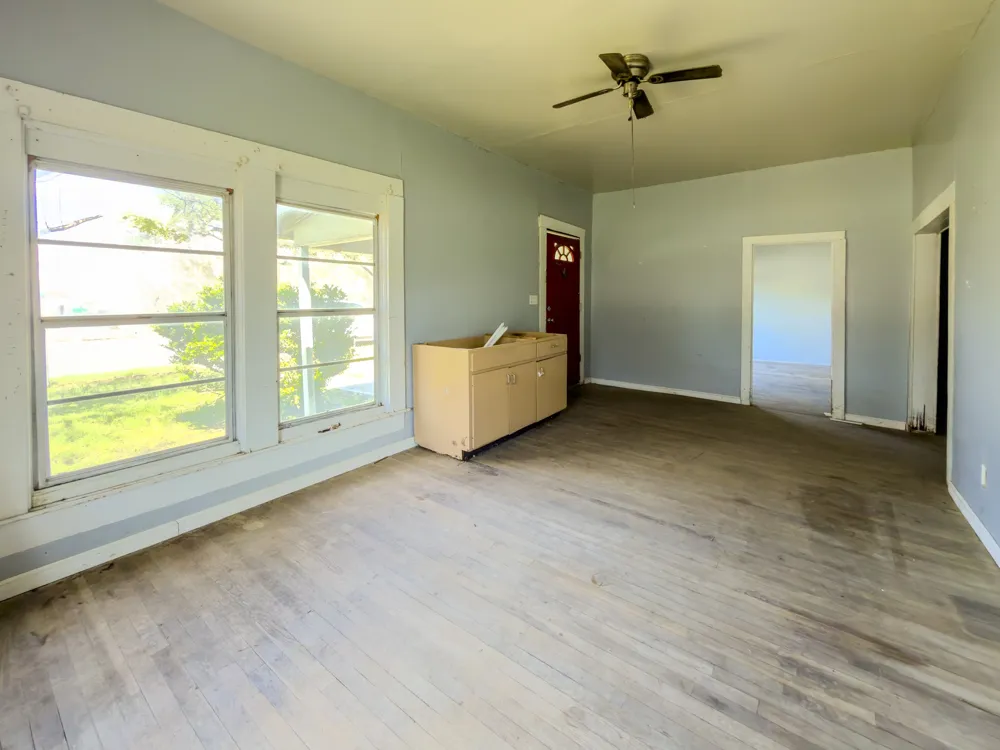302 E Crockett Street Luling, TX 78648