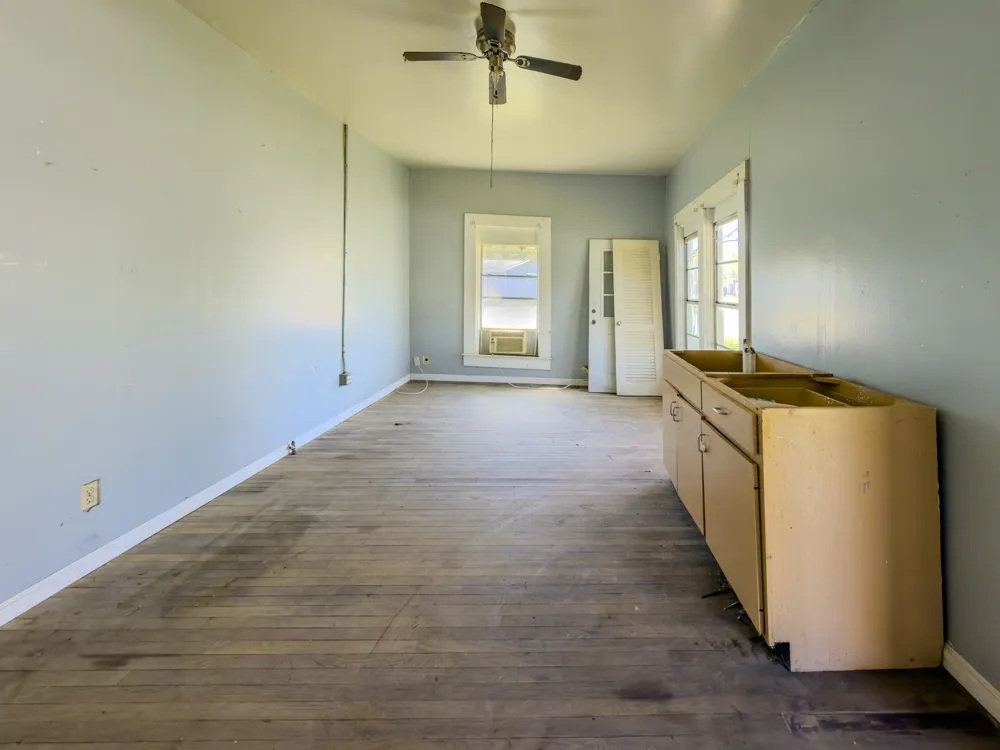 302 E Crockett Street Luling, TX 78648