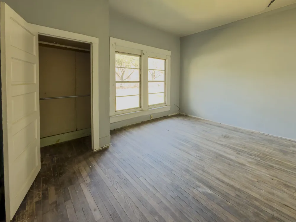 302 E Crockett Street Luling, TX 78648