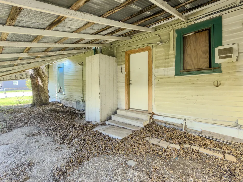 302 E Crockett Street Luling, TX 78648