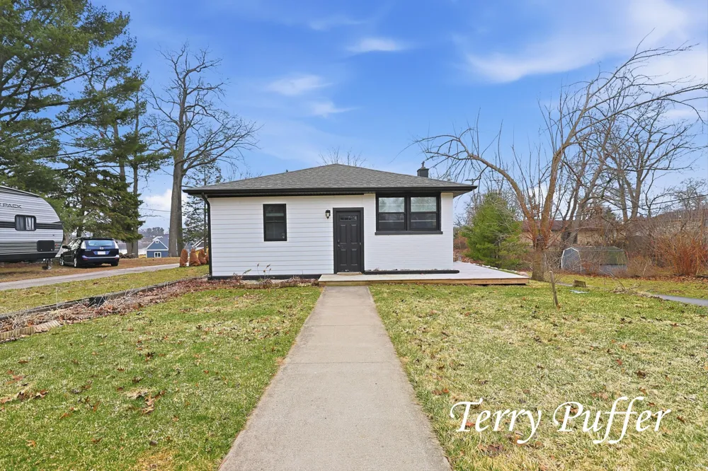 1559 Glenwood Avenue Laketon Township, MI 49445