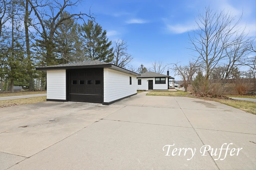 1559 Glenwood Avenue Laketon Township, MI 49445