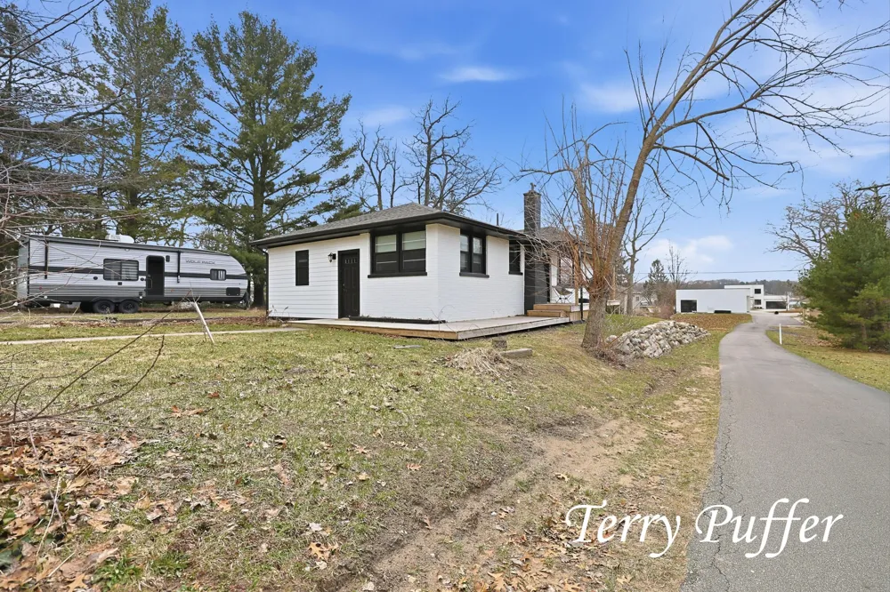 1559 Glenwood Avenue Laketon Township, MI 49445