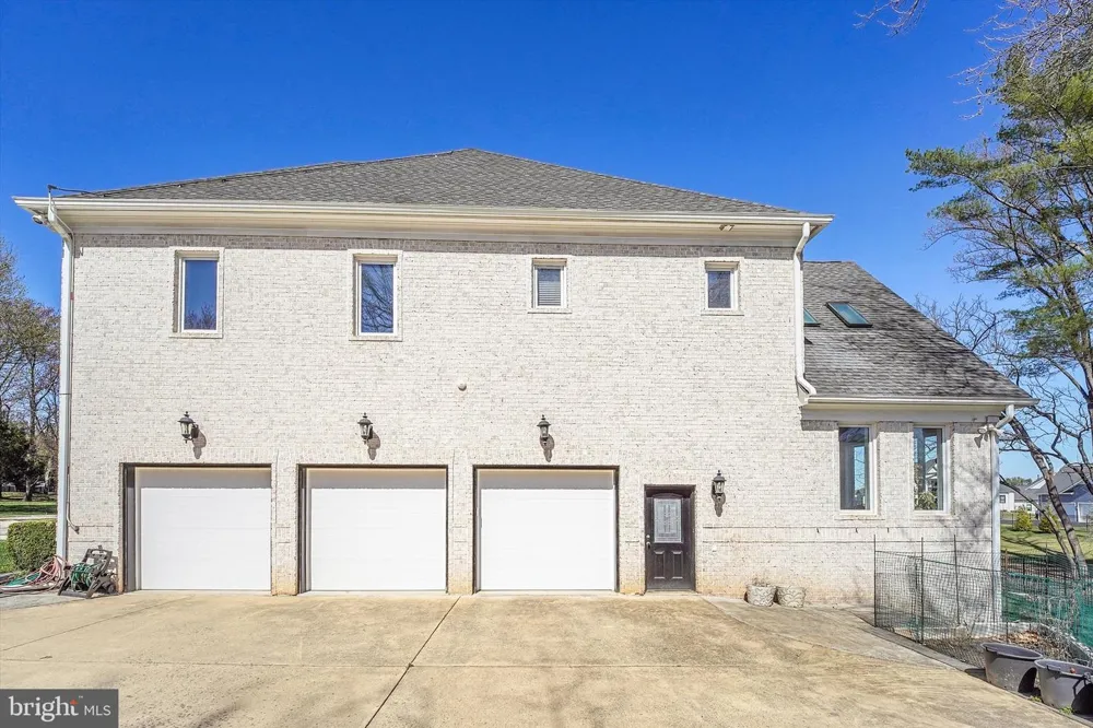 9116 LEESBURG PIKE Vienna, VA 22182