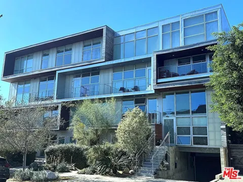 611 Bronson Avenue #10