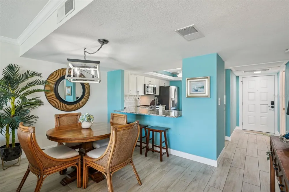 7520 SUNSHINE SKYWAY LANE S #T18 St Petersburg, FL 33711