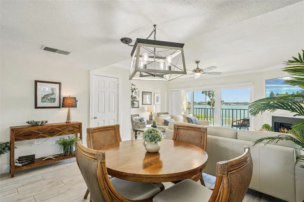 7520 SUNSHINE SKYWAY LANE S #T18 St Petersburg, FL 33711