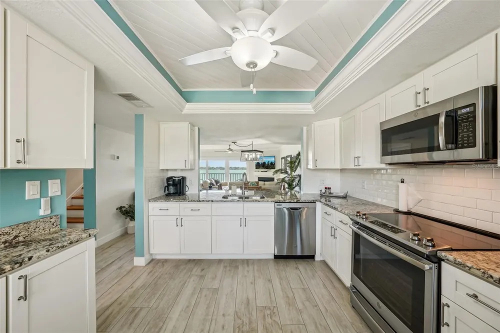 7520 SUNSHINE SKYWAY LANE S #T18 St Petersburg, FL 33711