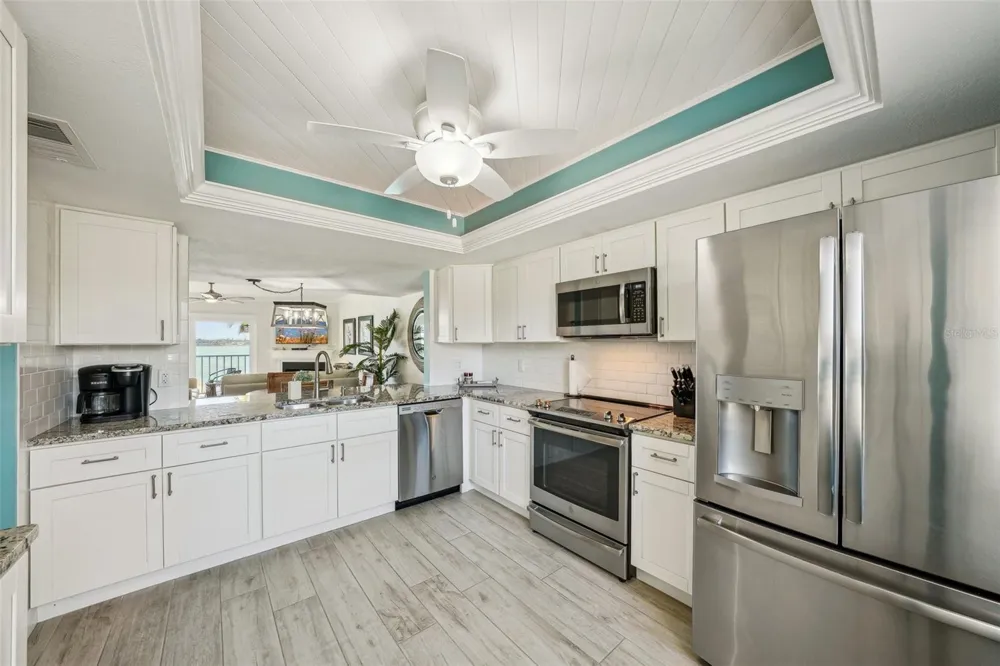 7520 SUNSHINE SKYWAY LANE S #T18 St Petersburg, FL 33711