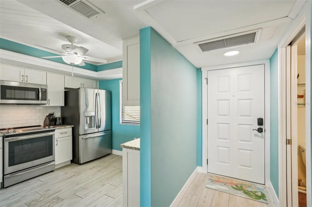 7520 SUNSHINE SKYWAY LANE S #T18 St Petersburg, FL 33711