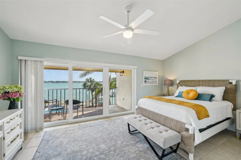 7520 SUNSHINE SKYWAY LANE S #T18 St Petersburg, FL 33711