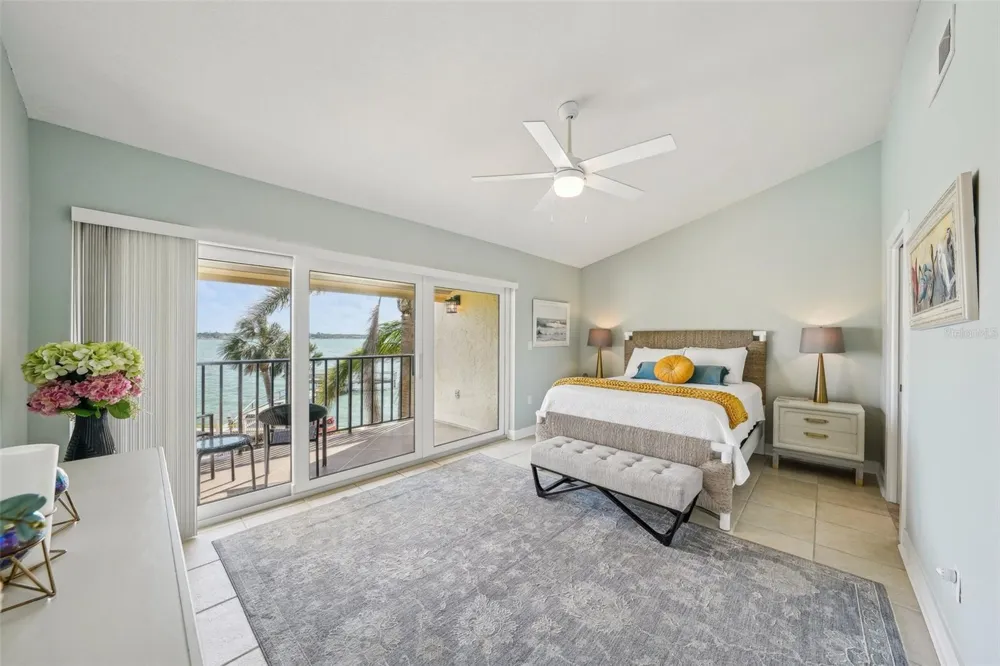 7520 SUNSHINE SKYWAY LANE S #T18 St Petersburg, FL 33711