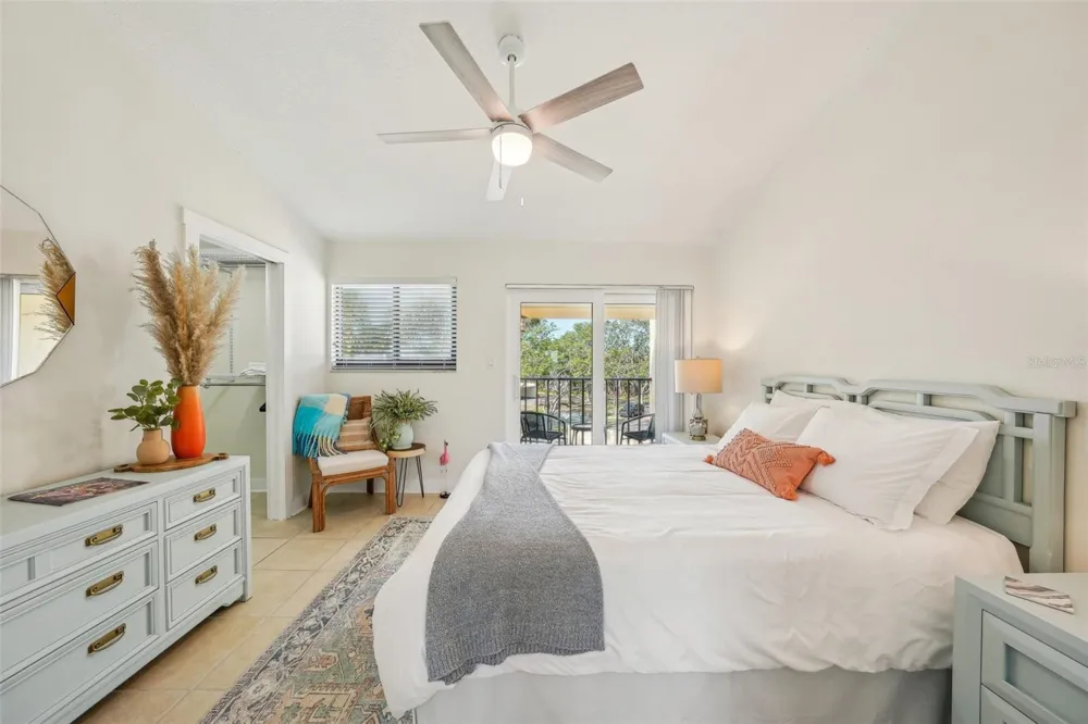 7520 SUNSHINE SKYWAY LANE S #T18 St Petersburg, FL 33711