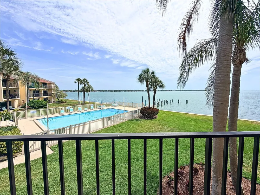 7520 SUNSHINE SKYWAY LANE S #T18 St Petersburg, FL 33711