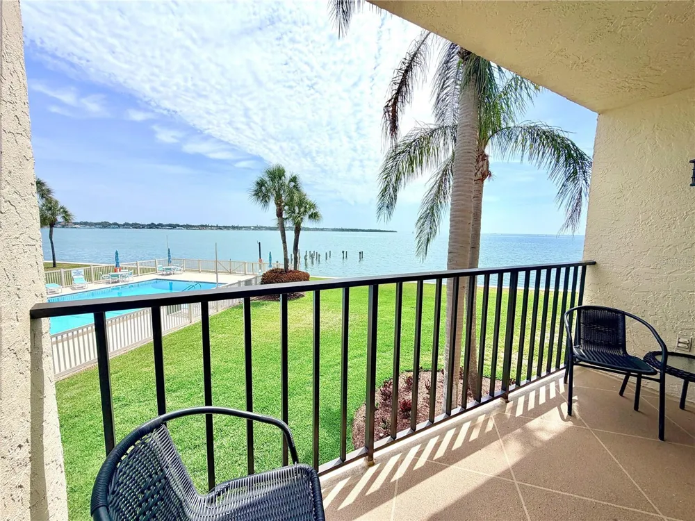 7520 SUNSHINE SKYWAY LANE S #T18 St Petersburg, FL 33711