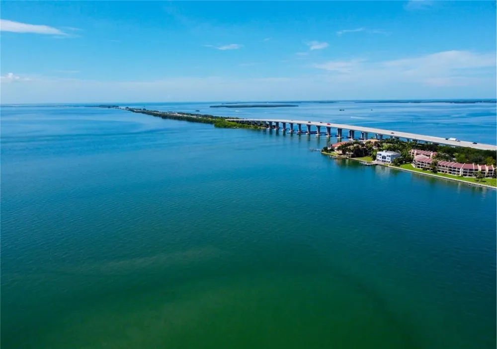 7520 SUNSHINE SKYWAY LANE S #T18 St Petersburg, FL 33711