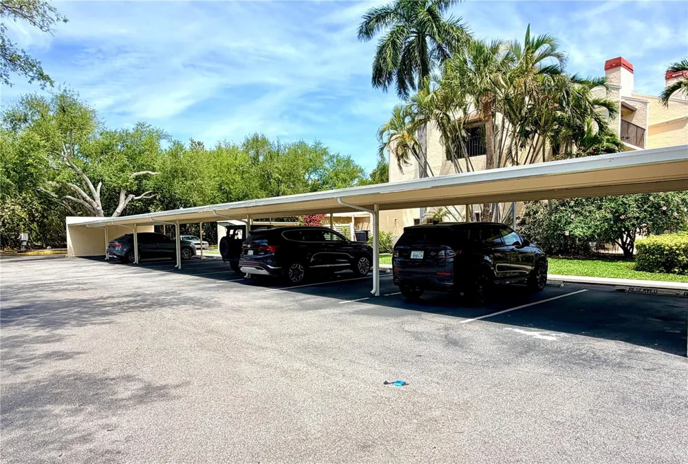 7520 SUNSHINE SKYWAY LANE S #T18 St Petersburg, FL 33711