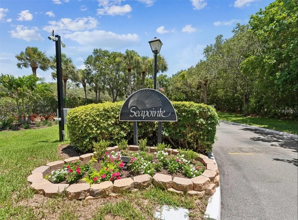 7520 SUNSHINE SKYWAY LANE S #T18 St Petersburg, FL 33711