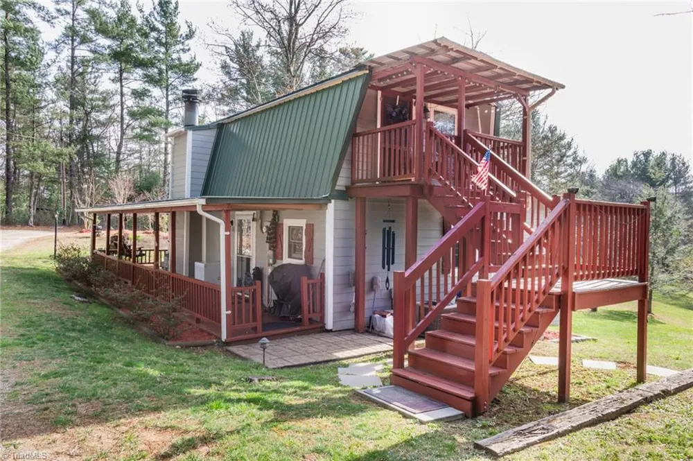 6414 Summit Road Purlear, NC 28665