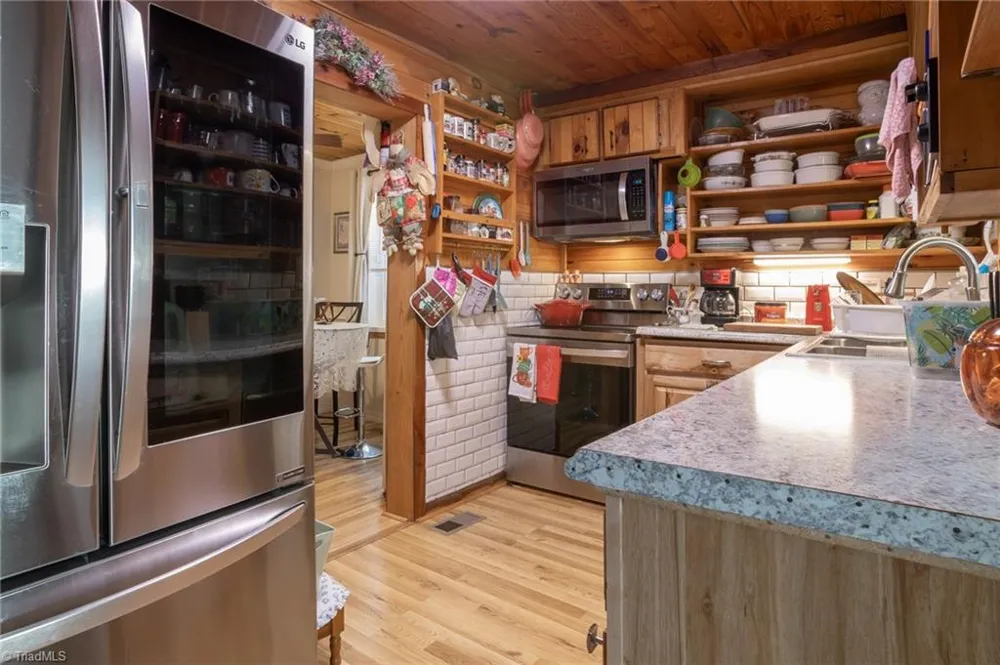 6414 Summit Road Purlear, NC 28665