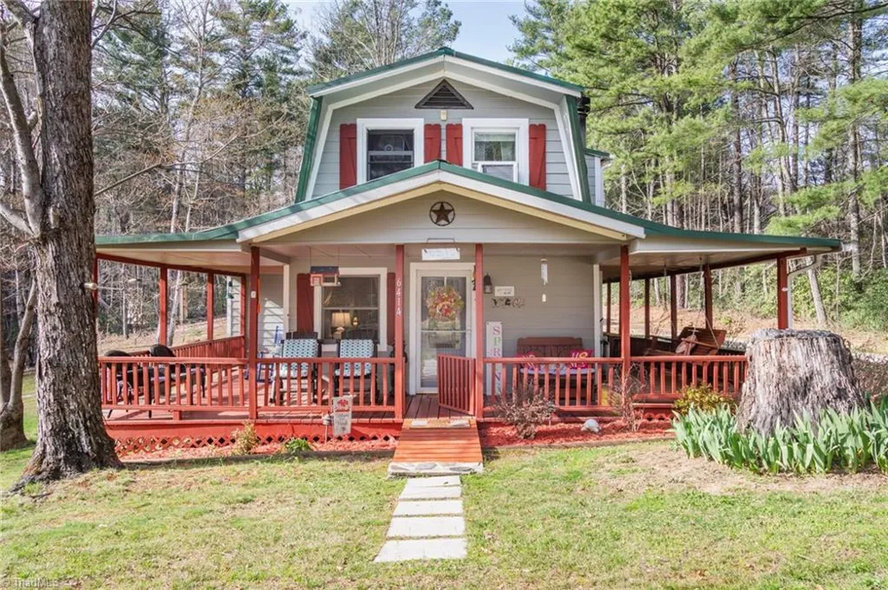 6414 Summit Road Purlear, NC 28665