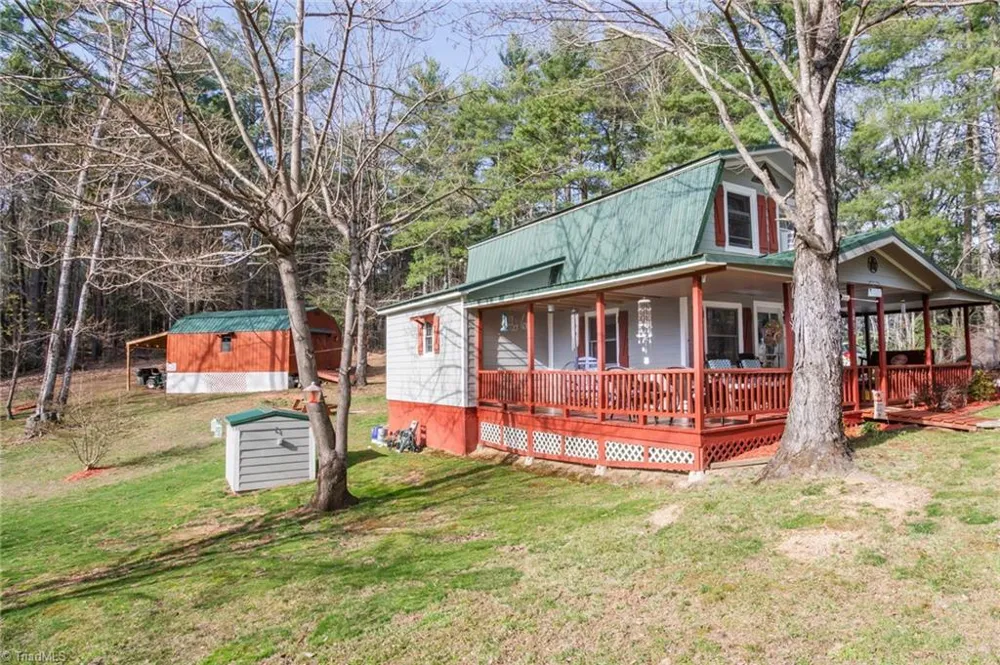 6414 Summit Road Purlear, NC 28665