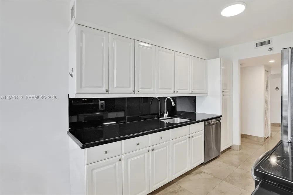 3598 Yacht Club Dr #702 Aventura, FL 33180
