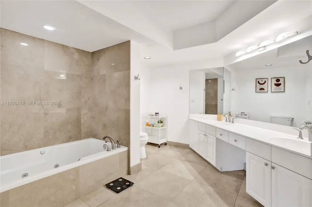 3598 Yacht Club Dr #702 Aventura, FL 33180