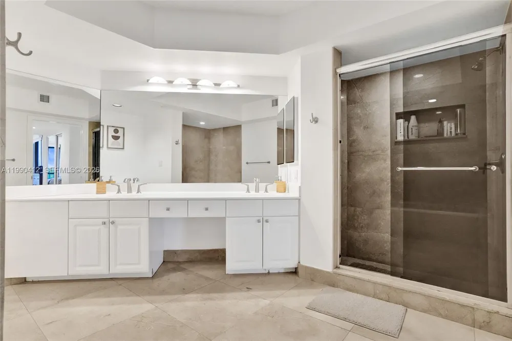 3598 Yacht Club Dr #702 Aventura, FL 33180