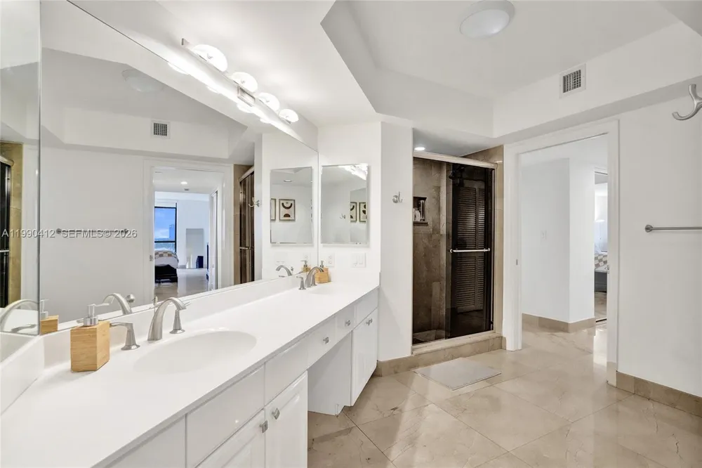 3598 Yacht Club Dr #702 Aventura, FL 33180