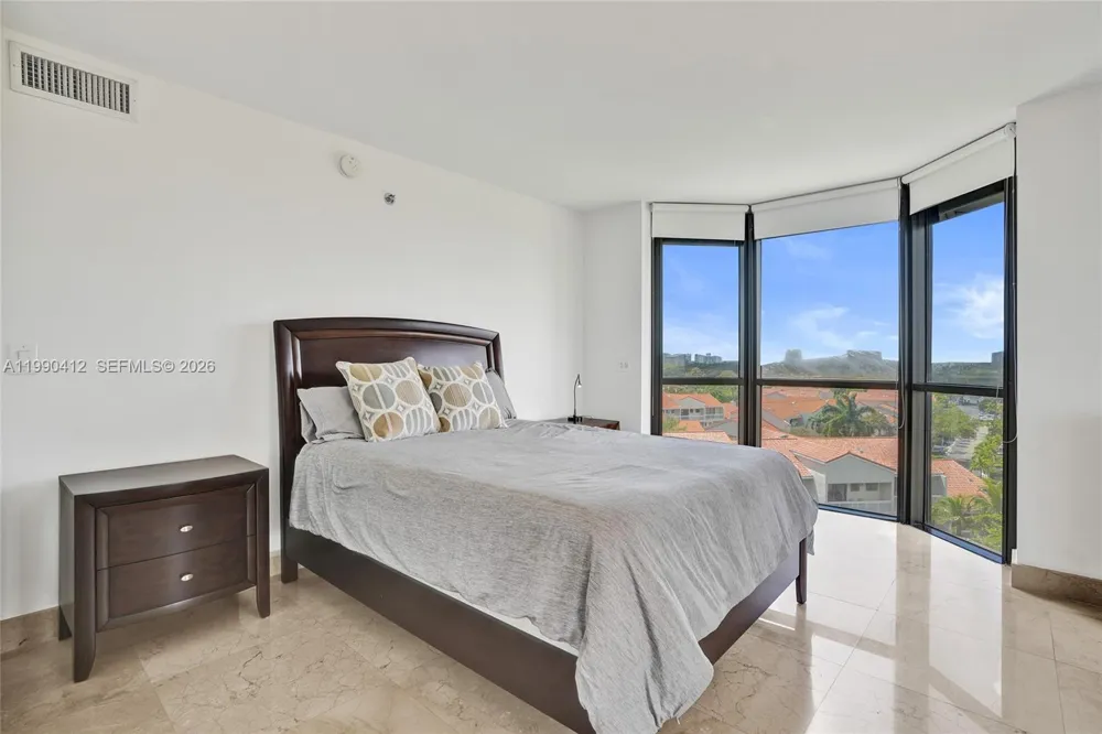 3598 Yacht Club Dr #702 Aventura, FL 33180