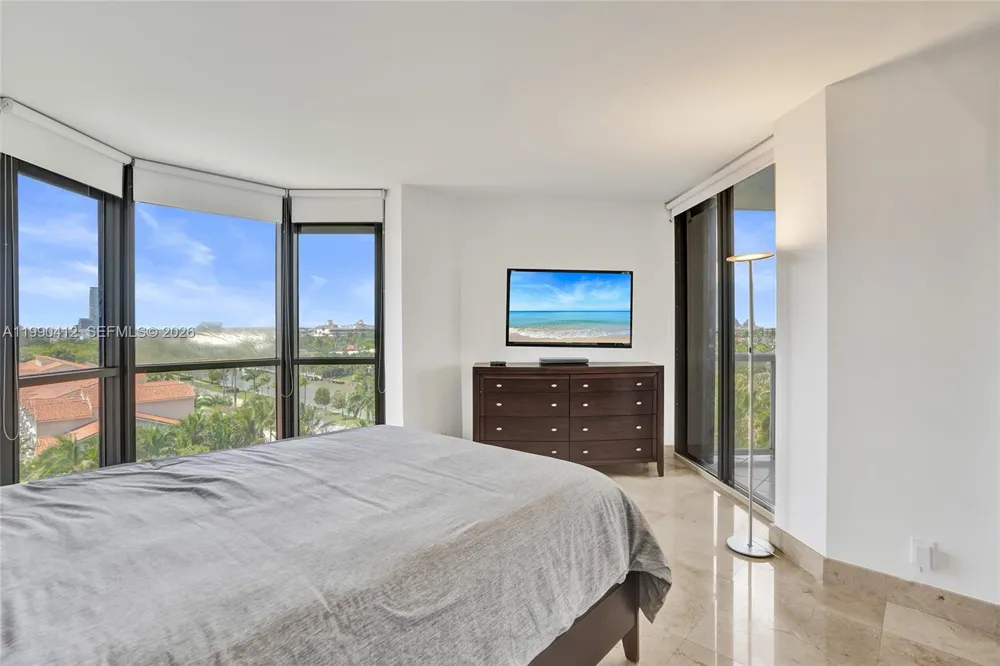 3598 Yacht Club Dr #702 Aventura, FL 33180