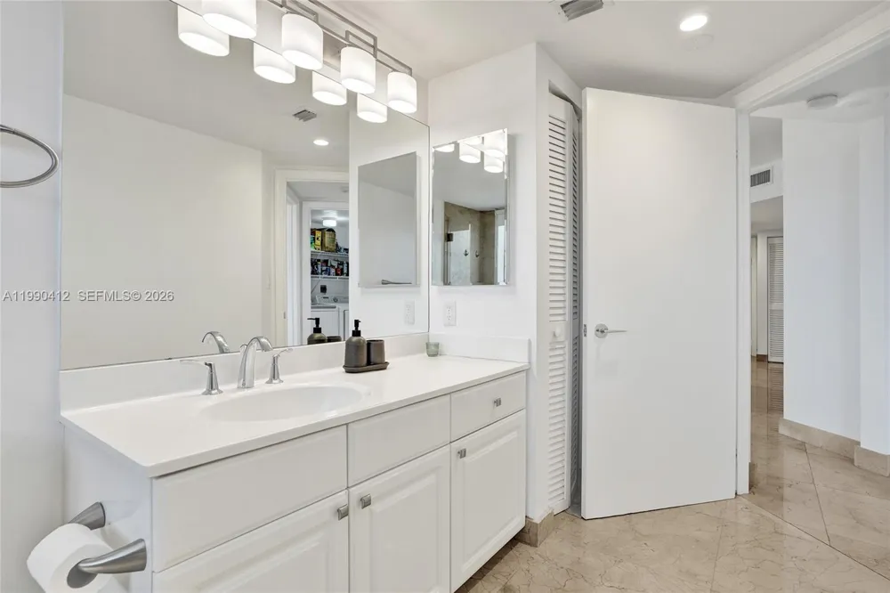 3598 Yacht Club Dr #702 Aventura, FL 33180
