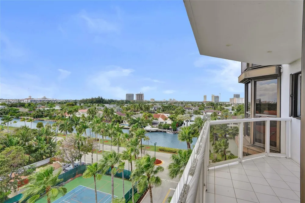 3598 Yacht Club Dr #702 Aventura, FL 33180