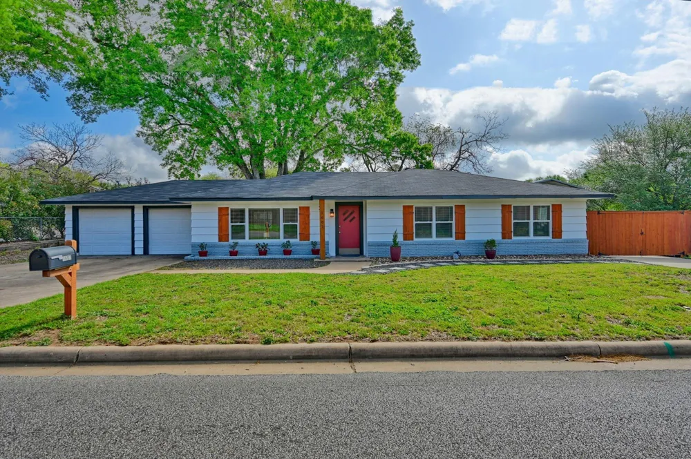 1607 S Chappell Hill Street Brenham, TX 77833