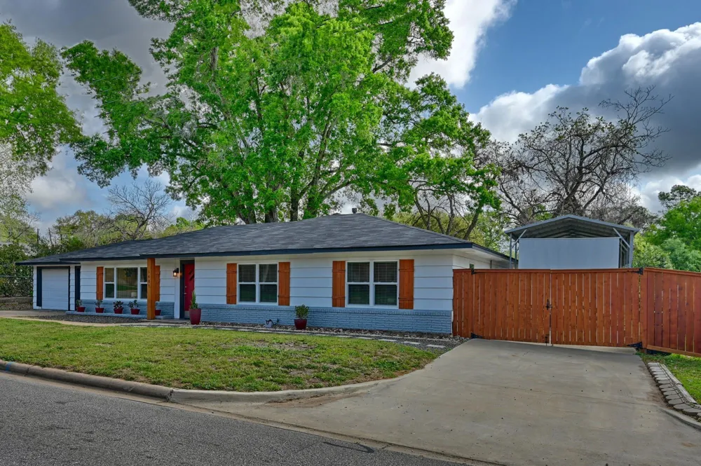 1607 S Chappell Hill Street Brenham, TX 77833