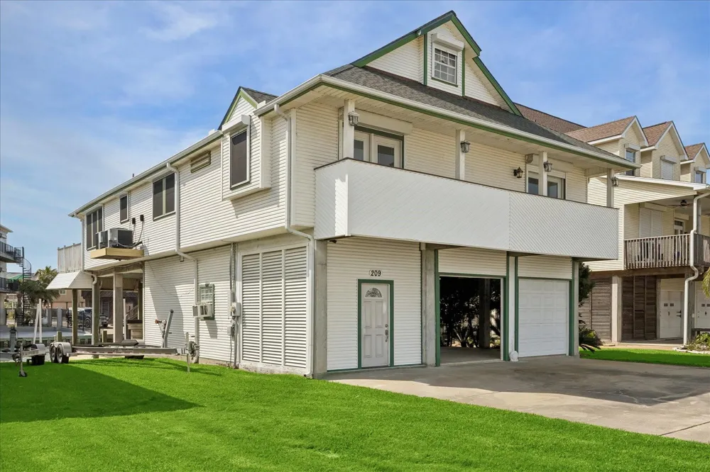 209 Bora Bora Drive Tiki Island, TX 77554