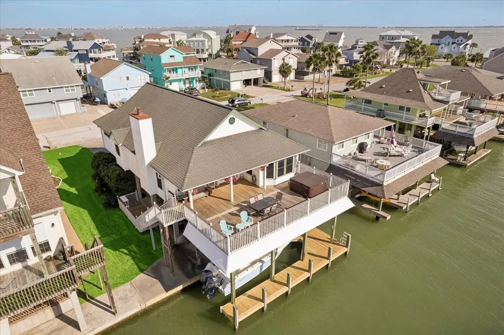 209 Bora Bora Drive Tiki Island, TX 77554