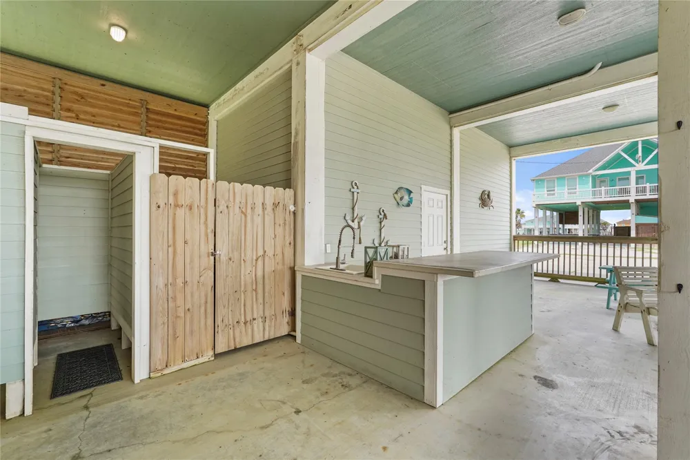 2493 Howell Crystal Beach, TX 77650