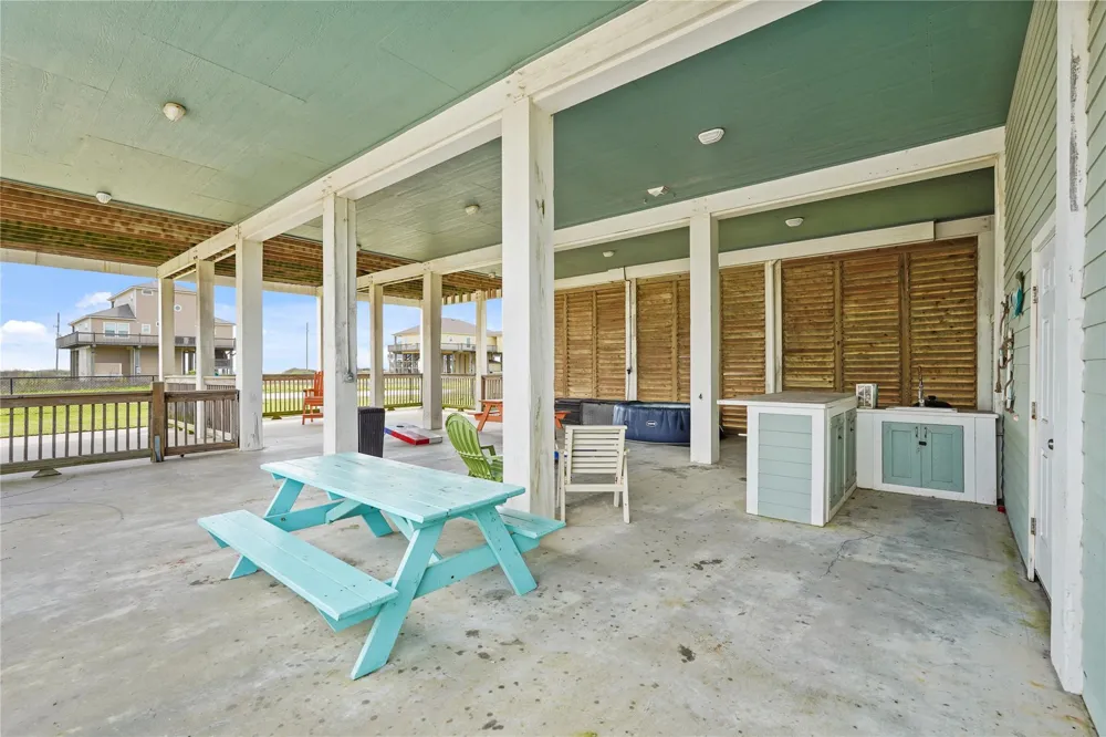 2493 Howell Crystal Beach, TX 77650