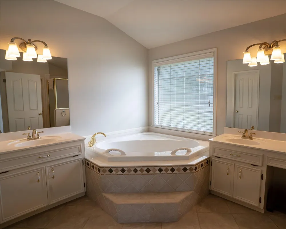 604 Texas Avenue Shiner, TX 77984