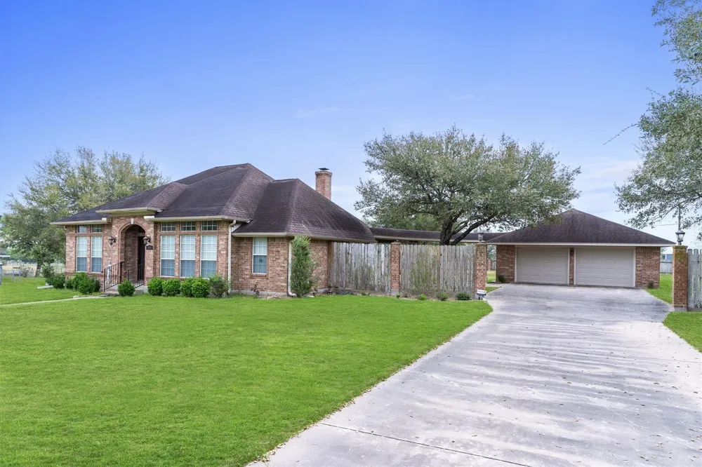 604 Texas Avenue Shiner, TX 77984