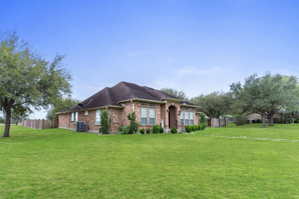 604 Texas Avenue Shiner, TX 77984