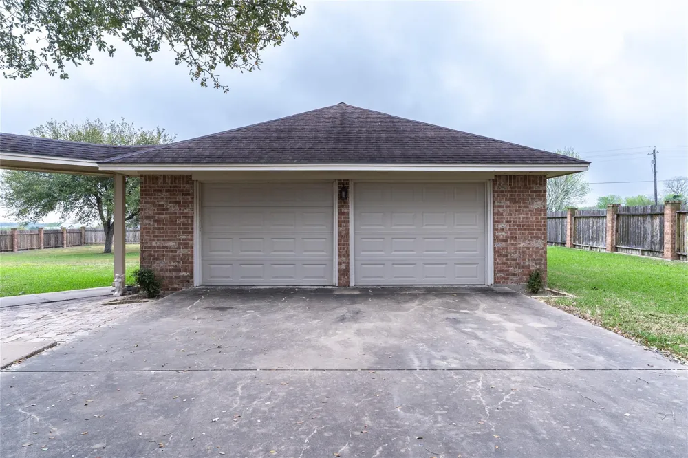 604 Texas Avenue Shiner, TX 77984