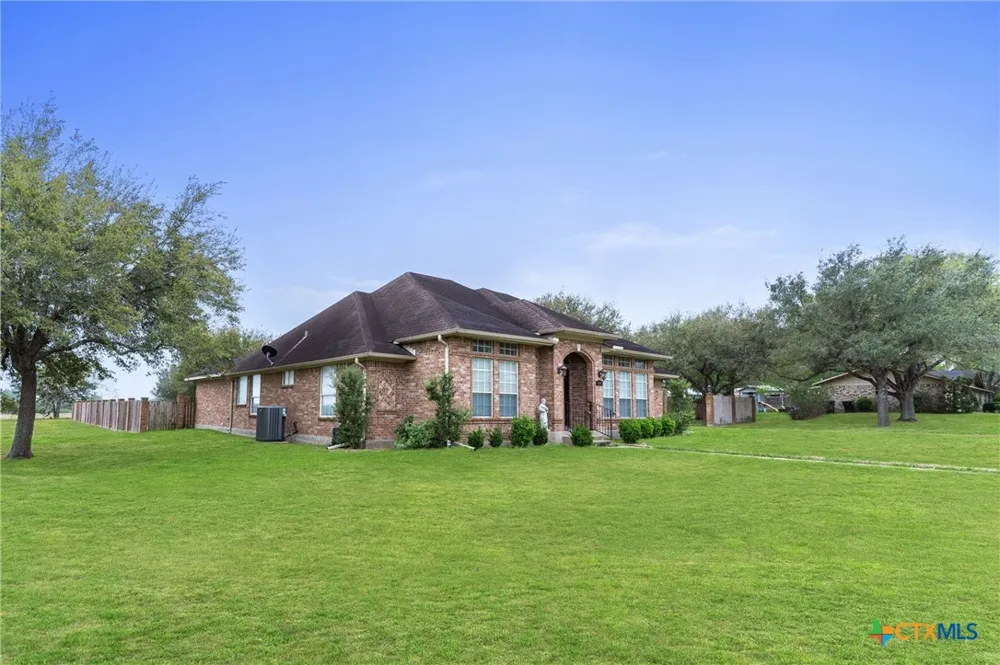 604 Texas Avenue Shiner, TX 77984