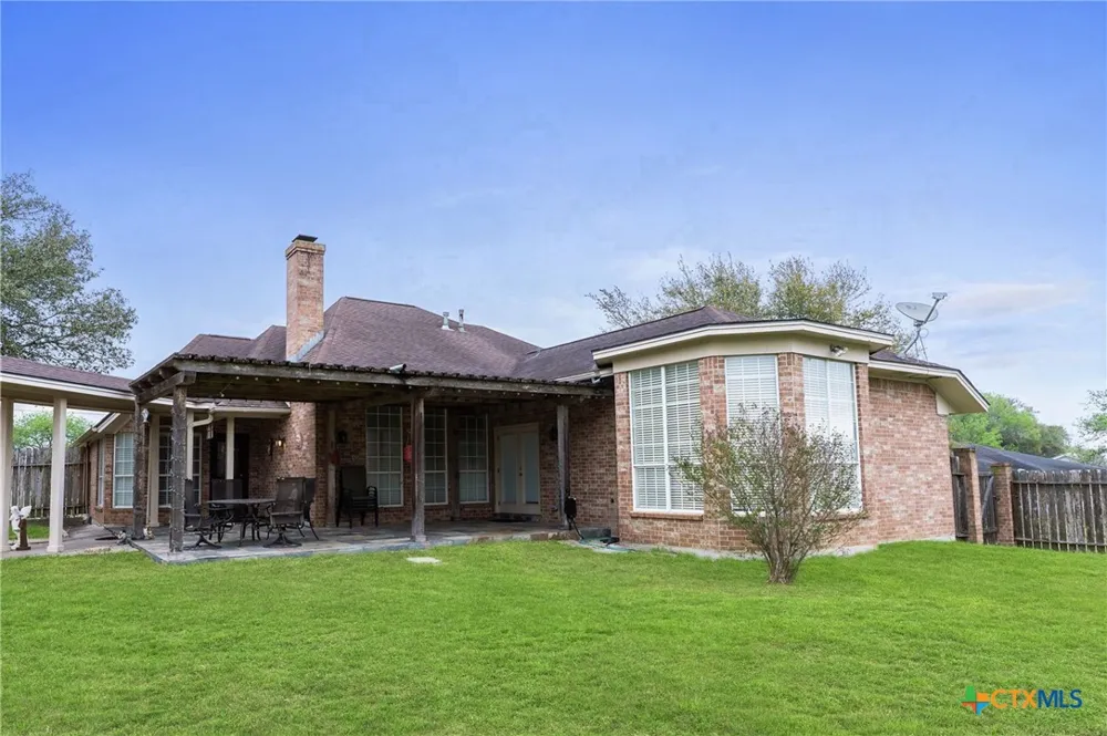 604 Texas Avenue Shiner, TX 77984