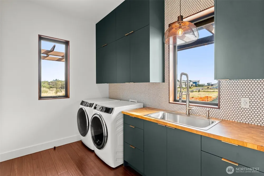 911 Dune Crest Westport, WA 98595