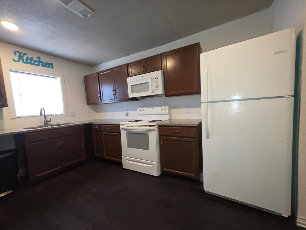 409 E Houston Street Mexia, TX 76667
